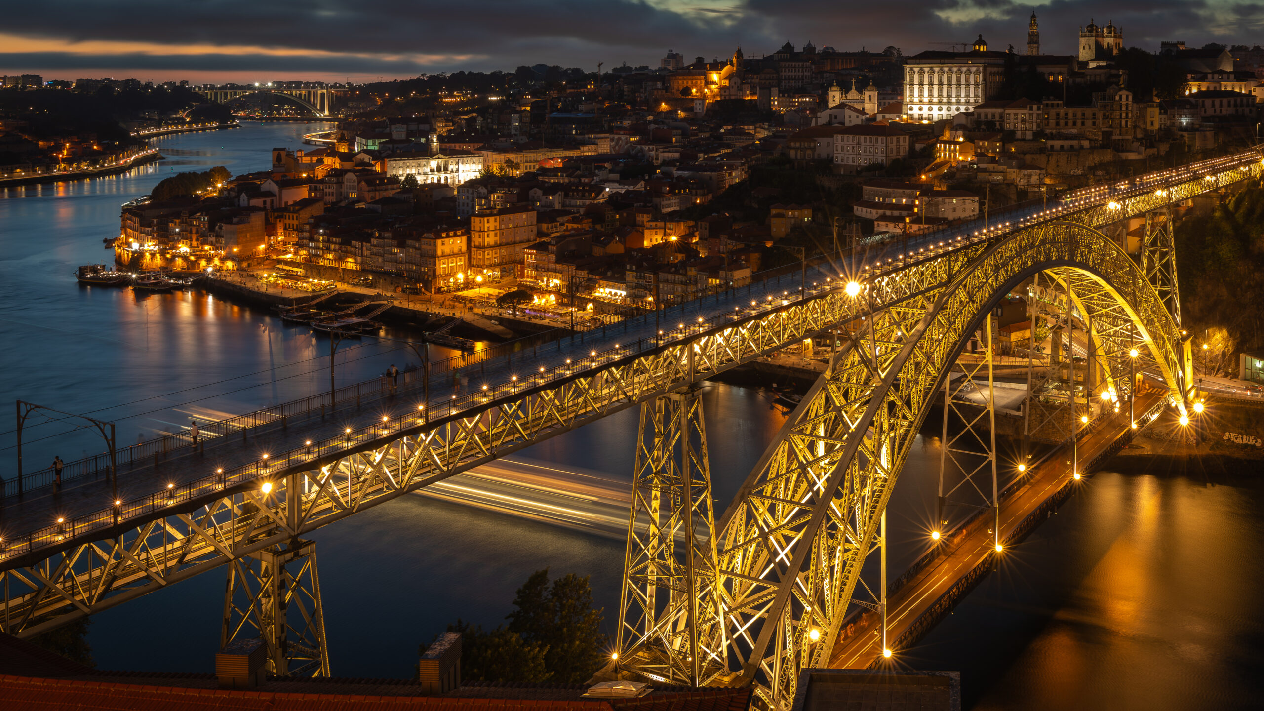 Ponte Dom Luís iluminada sobre o rio Douro no Porto